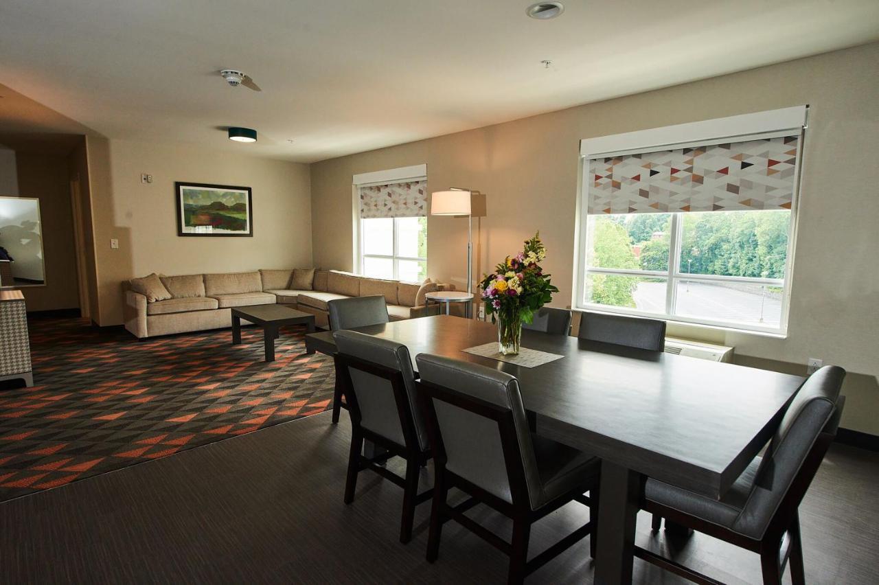 Holiday Inn & Suites Philadelphia W - Drexel Hill By Ihg מראה חיצוני תמונה